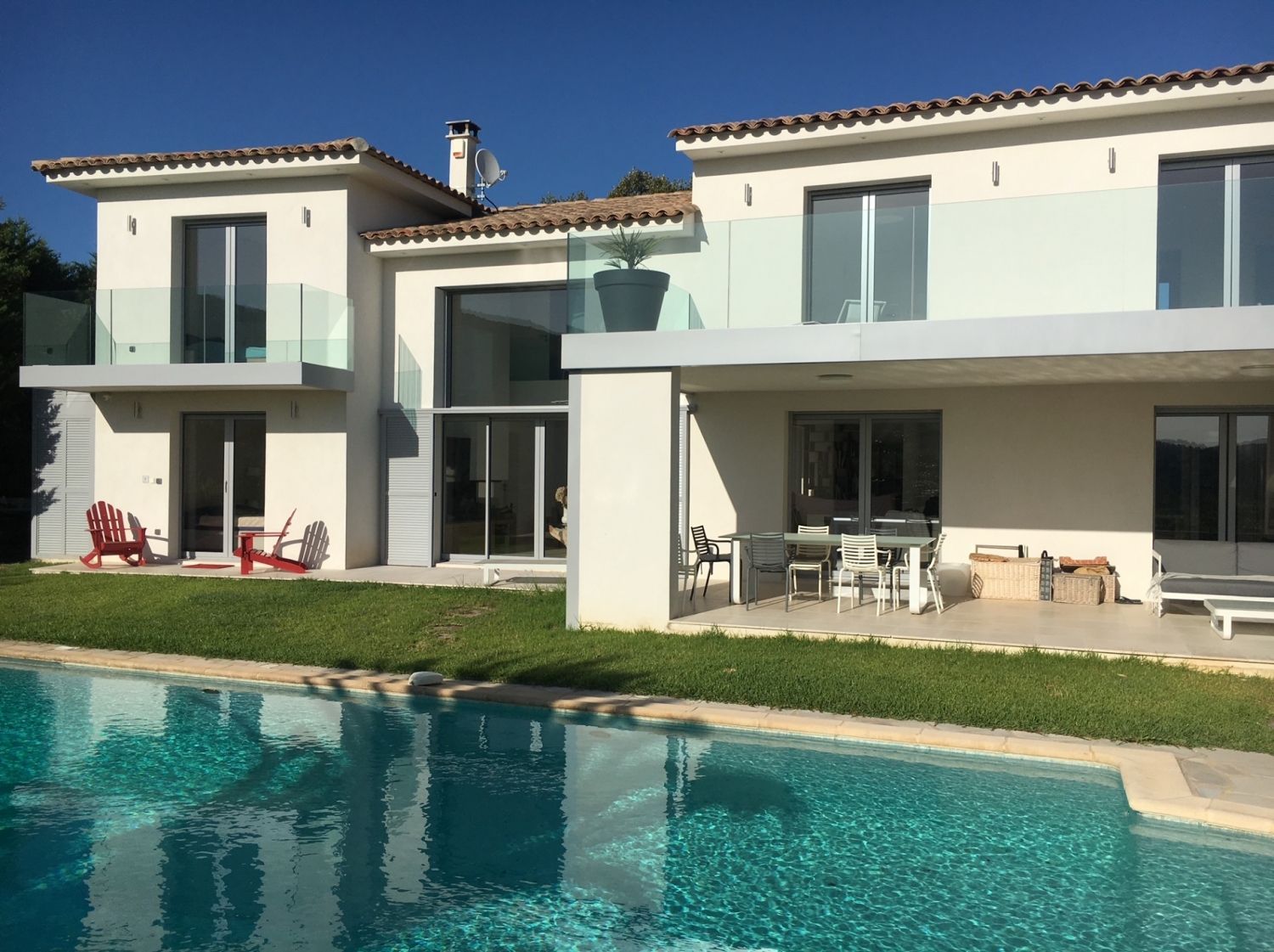 Terrasse abritée vue mer, jardin et piscine 