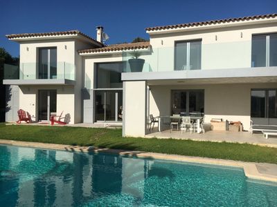 Terrasse abritée vue mer, jardin et piscine 