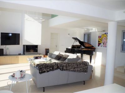 Terrasse abritée vue mer, jardin et piscine 