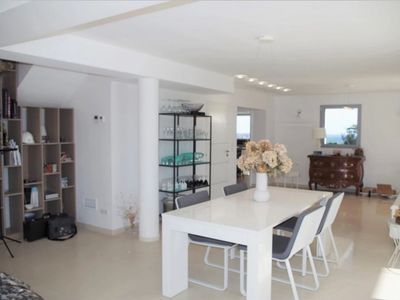 Terrasse abritée vue mer, jardin et piscine 