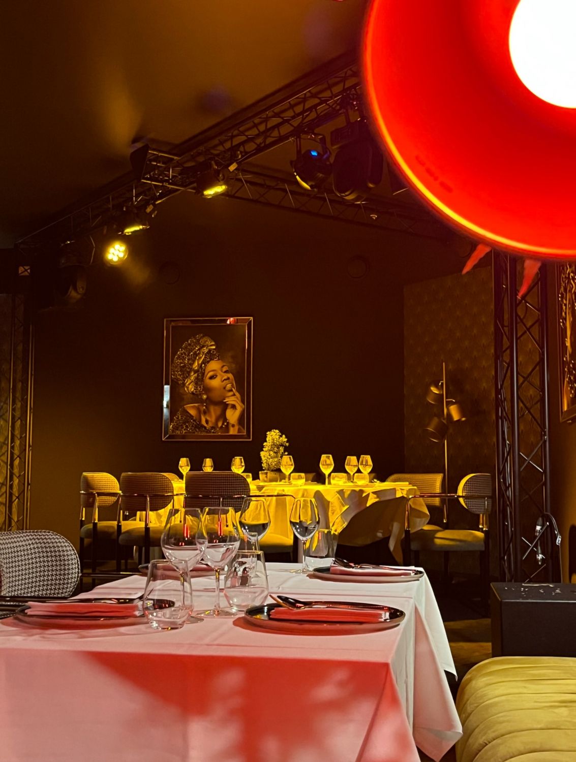 Restaurant 350 m2 and 250 seats