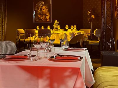 Restaurant 350 m2 and 250 seats