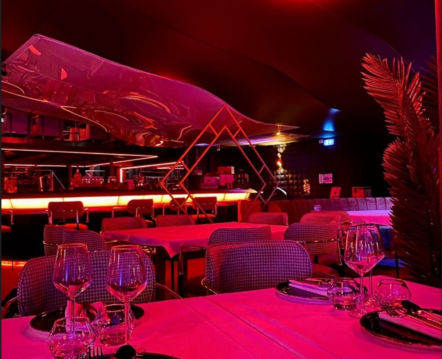 Restaurant 350 m2 and 250 seats
