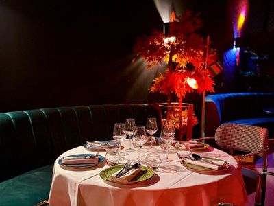 Restaurant 350 m2 and 250 seats