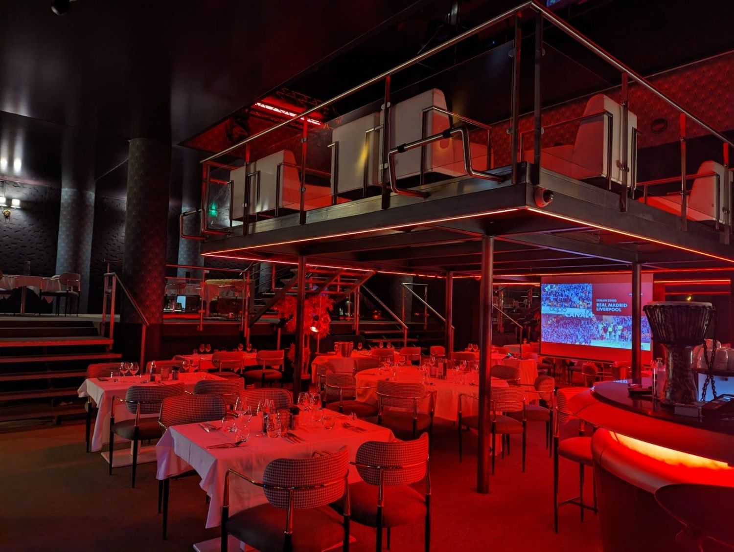 Restaurant 350 m2 and 250 seats
