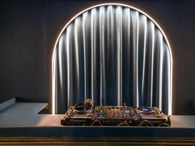 Charmant bar rénové à Cannes pour des événements privés et professionnels