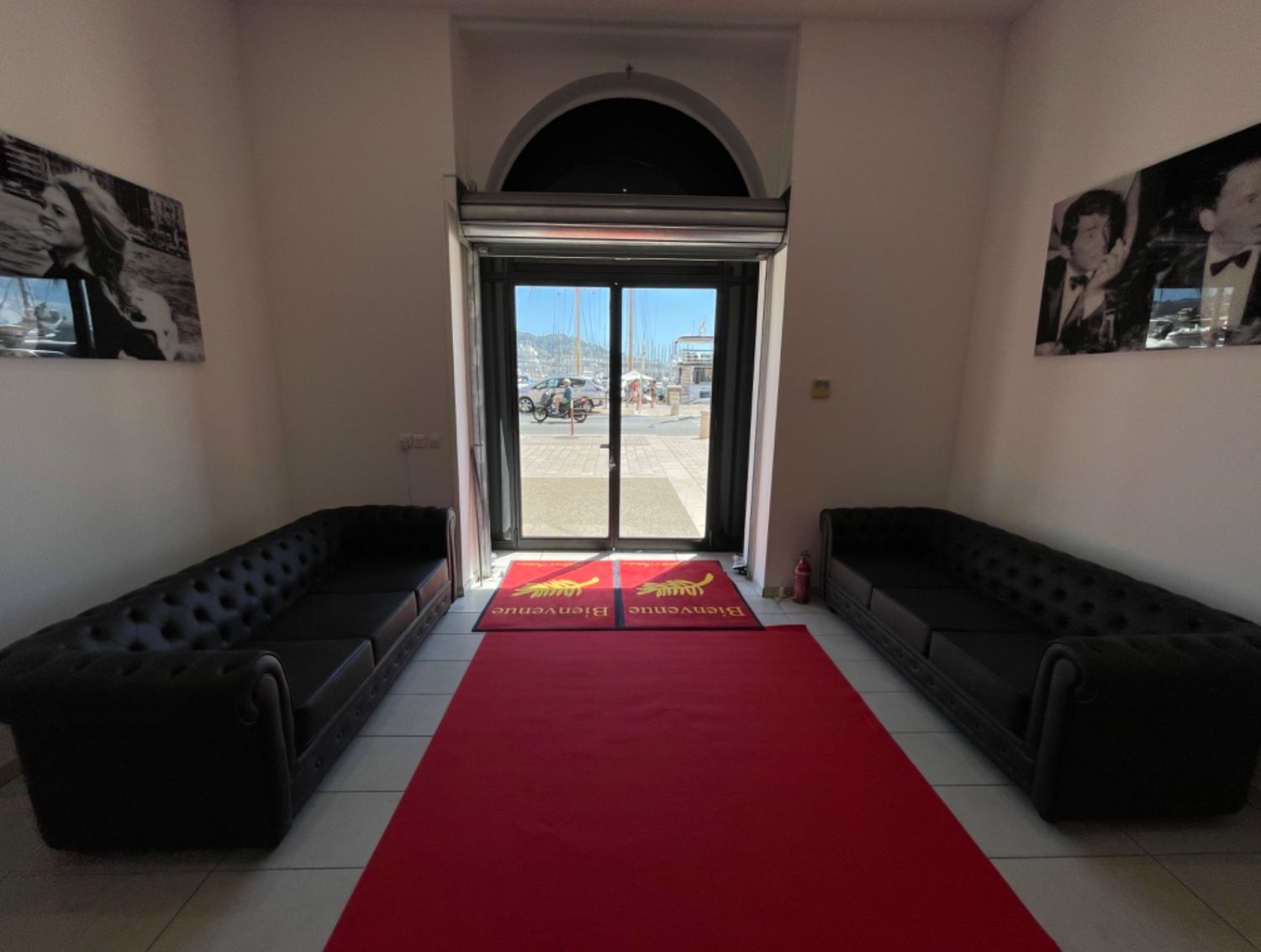 Room next to the Palais des Festivals
