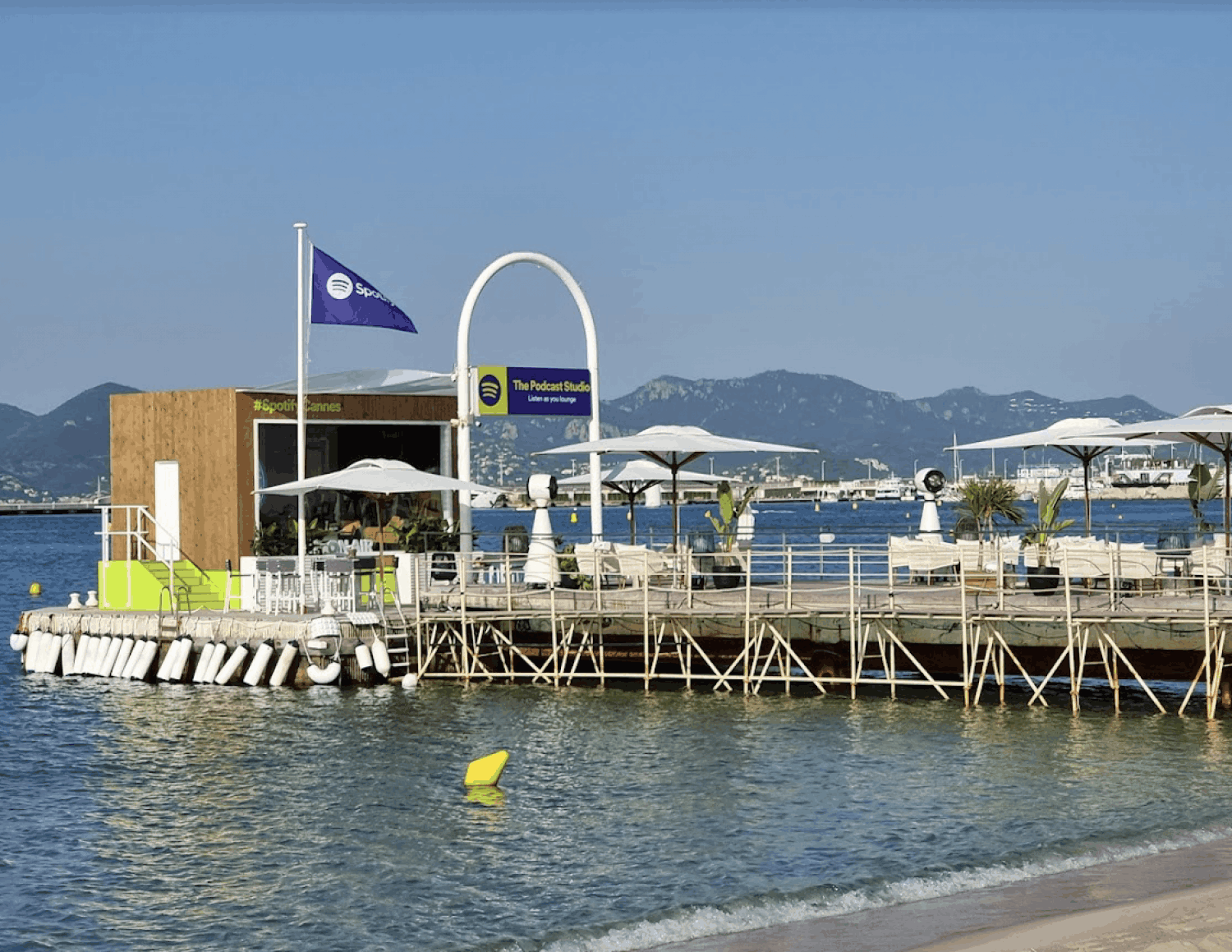 Platform 85 m² + footbridge access 30m² right in the center of the Croisette