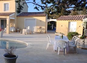 2000 m² garden with swimming pool and pool deck, terrace and equipped pool house