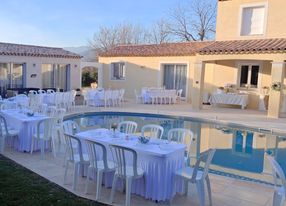 2000 m² garden with swimming pool and pool deck, terrace and equipped pool house