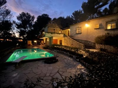 Maison en pierres dans les pins 