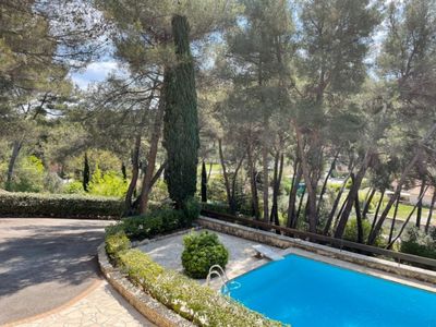 Maison en pierres dans les pins 