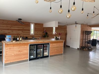 Salle de réception avec terrasse et des hectares de prairies 