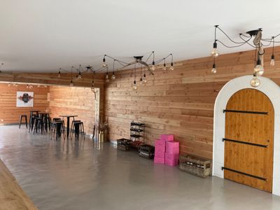 Salle de réception avec terrasse et des hectares de prairies 