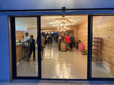 Salle de réception avec terrasse et des hectares de prairies 