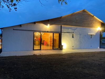 Salle de réception avec terrasse et des hectares de prairies 