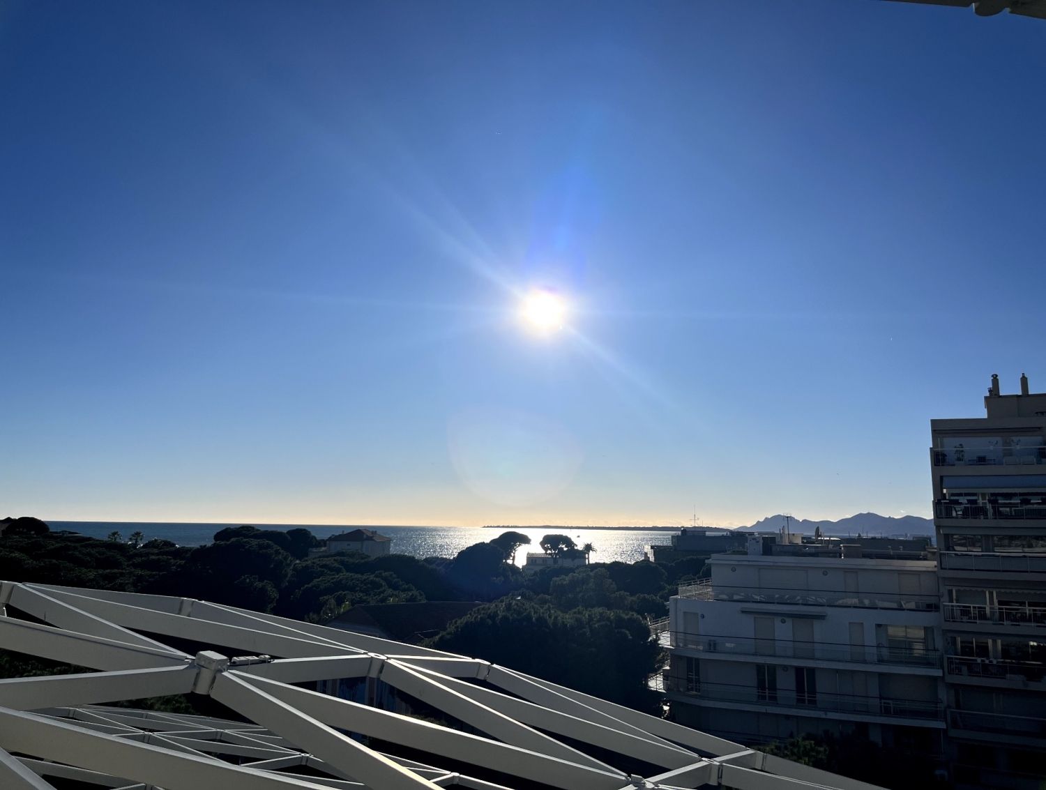 A rooftop restaurant between sky and sea