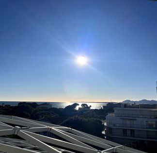 A rooftop restaurant between sky and sea