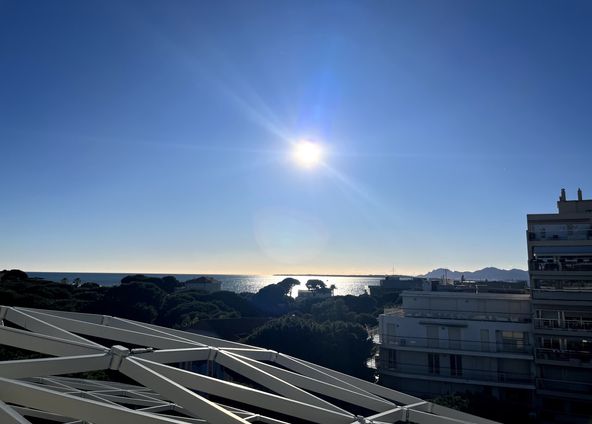 A rooftop restaurant between sky and sea