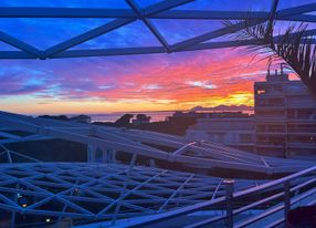 A rooftop restaurant between sky and sea