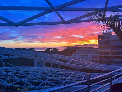 A rooftop restaurant between sky and sea