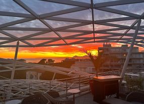 A rooftop restaurant between sky and sea