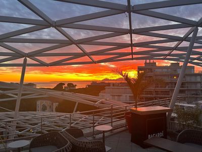 A rooftop restaurant between sky and sea