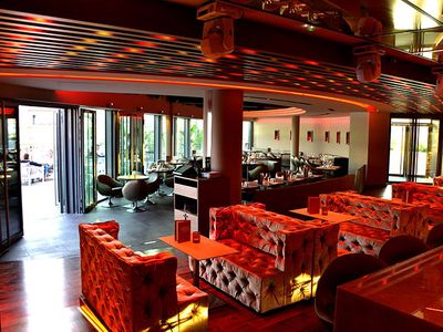 A rooftop restaurant between sky and sea