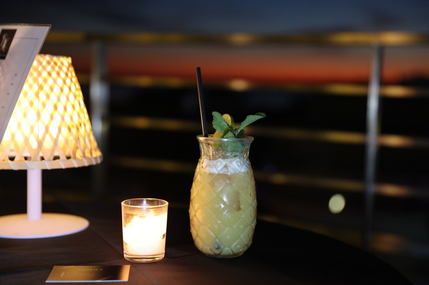 A rooftop restaurant between sky and sea