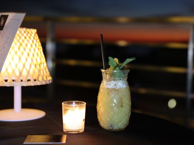 A rooftop restaurant between sky and sea