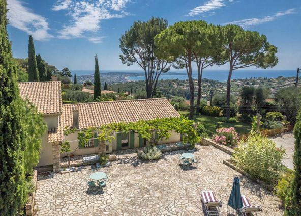 Estate with swimming pool and magnificent views of Cap d'Antibes and the surrounding nature