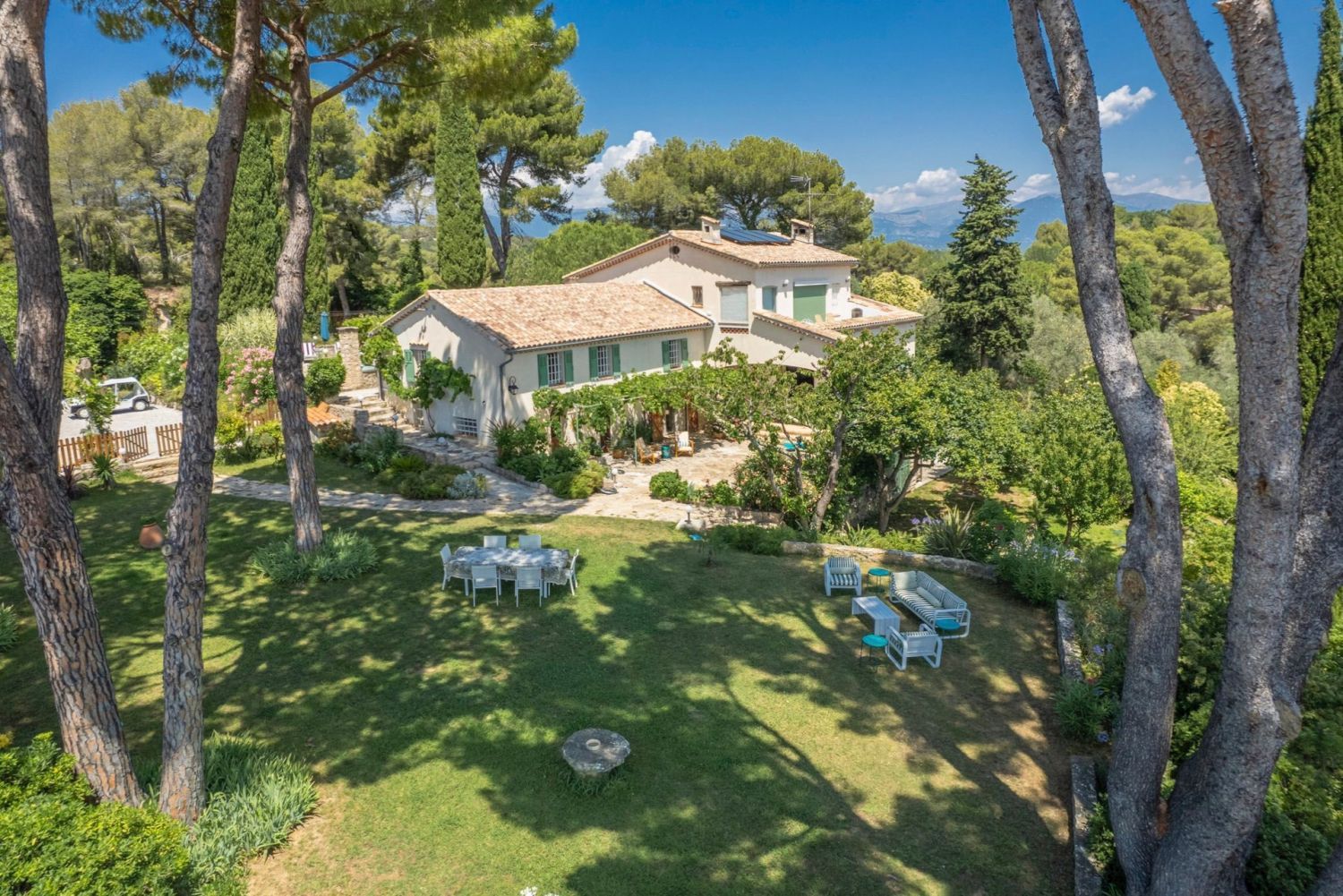 Estate with swimming pool and magnificent views of Cap d'Antibes and the surrounding countryside