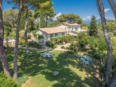 Estate with swimming pool and magnificent views of Cap d'Antibes and the surrounding countryside
