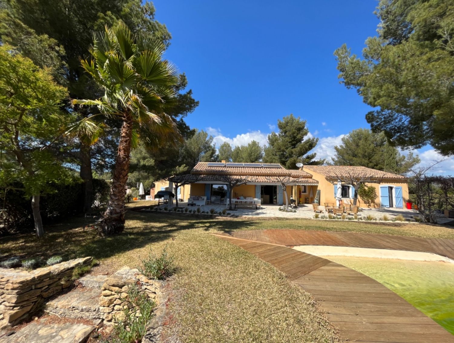 Domaine avec piscine et un grand parc