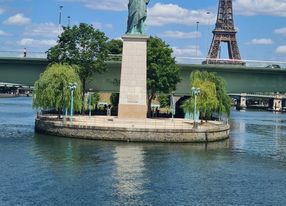 Prestigious yacht in Paris