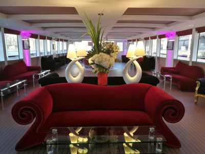 Luxury Yacht Venue in Paris with Eiffel Tower Views