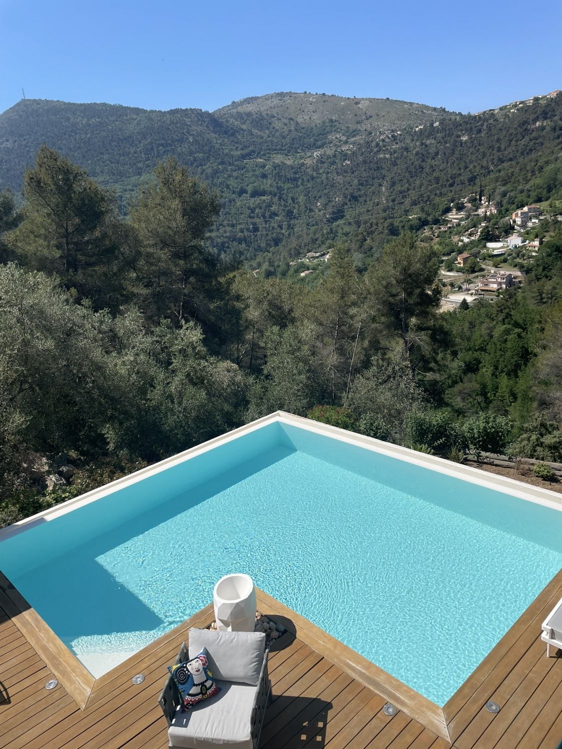 Terrasse vue montagne avec piscine à débordement sans vis à vis