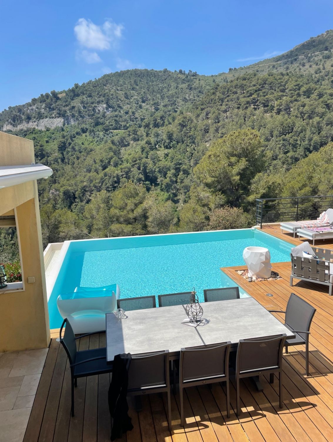 Terrasse vue montagne avec piscine à débordement sans vis à vis