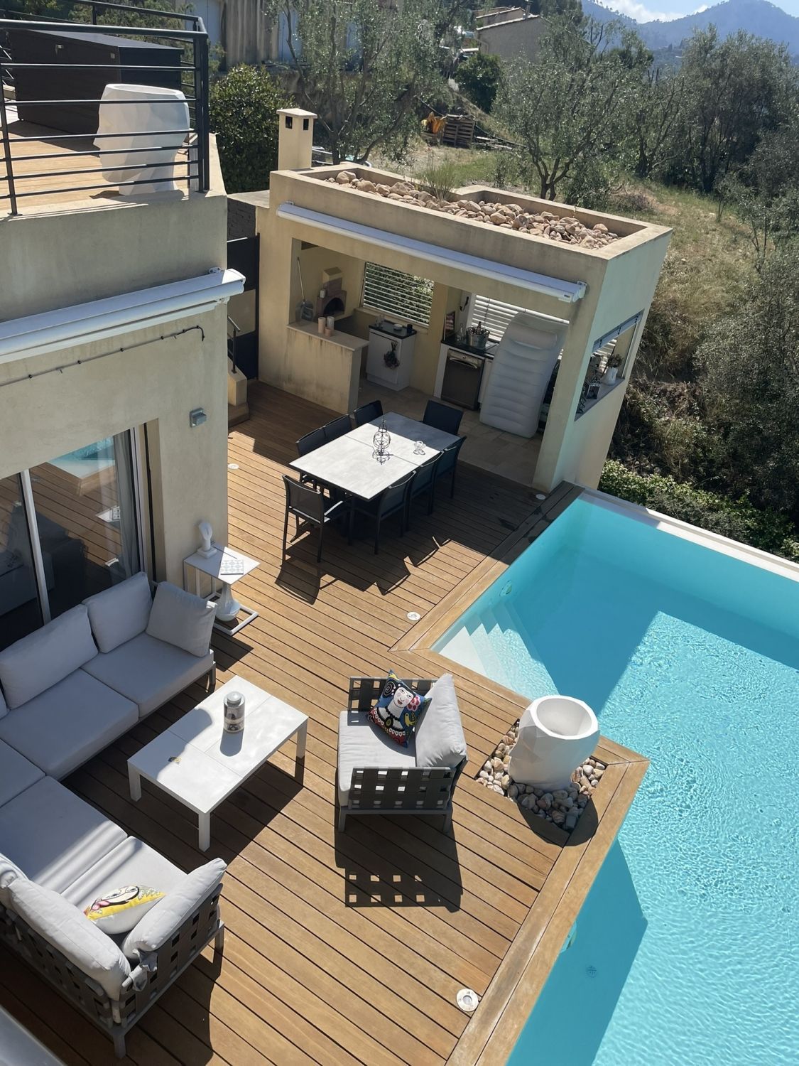 Terrasse vue montagne avec piscine à débordement sans vis à vis