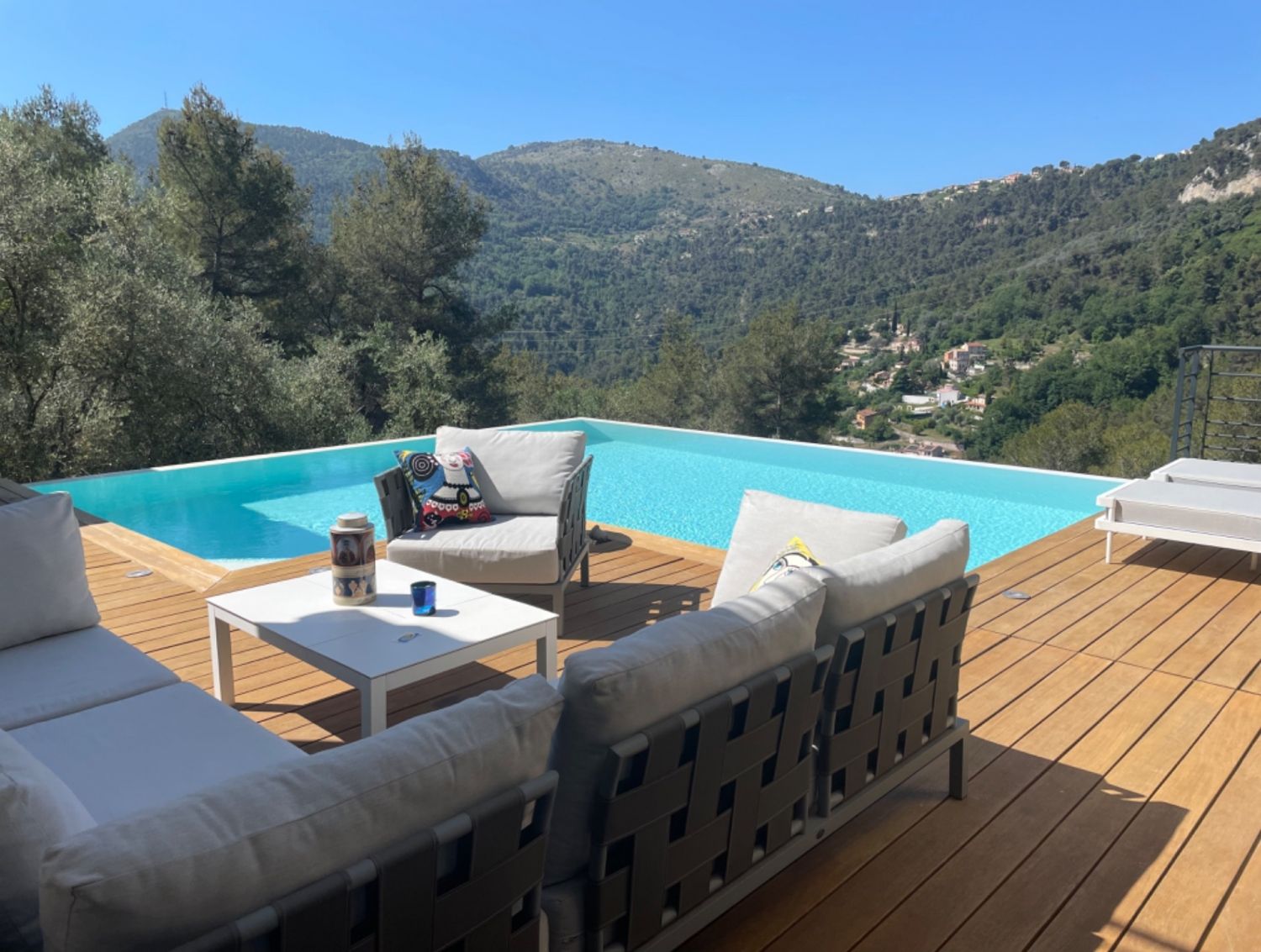 Terrasse vue montagne avec piscine à débordement sans vis à vis