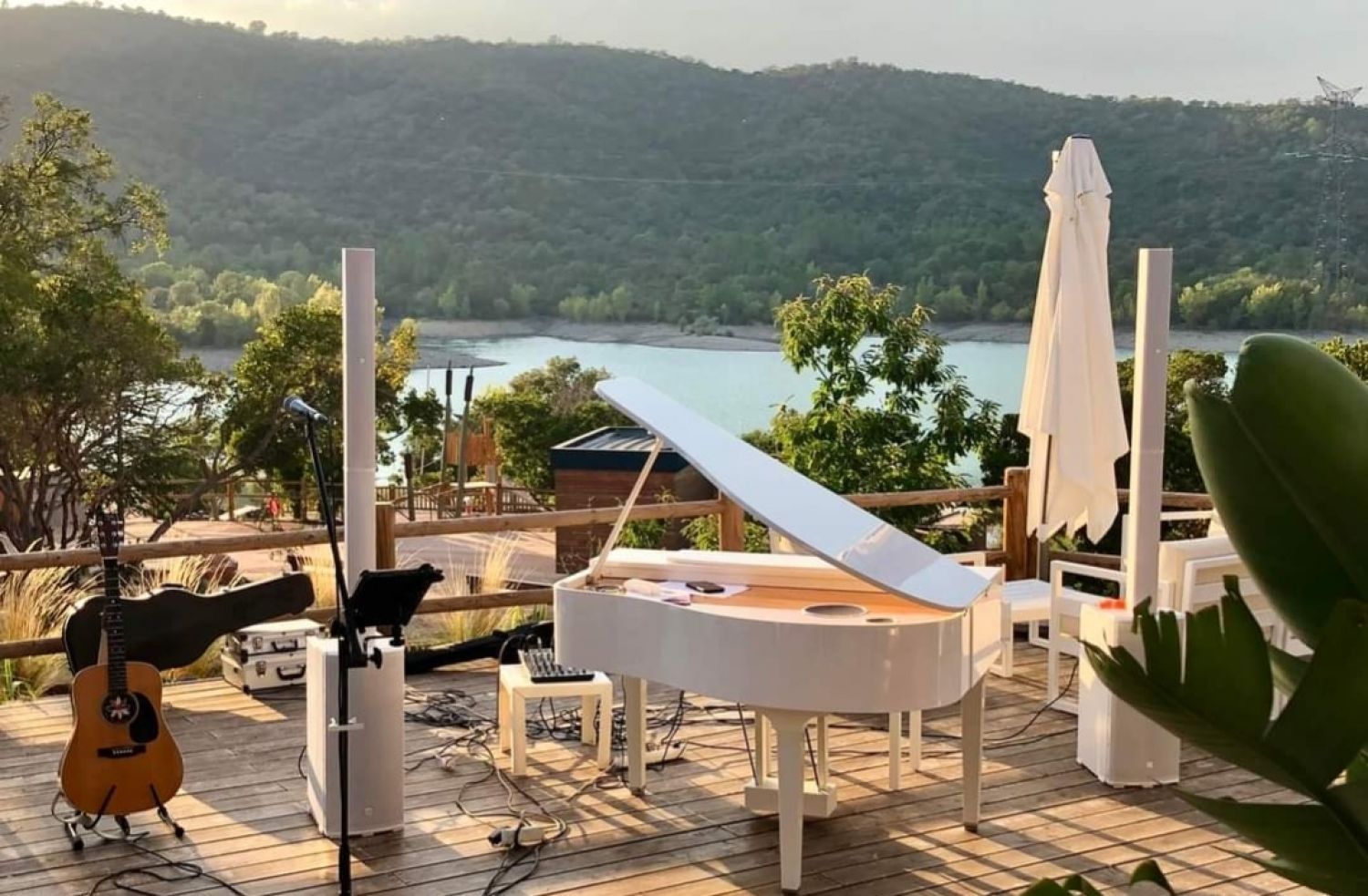 Wide Space for a Chic and Intimate Outdoor Meeting