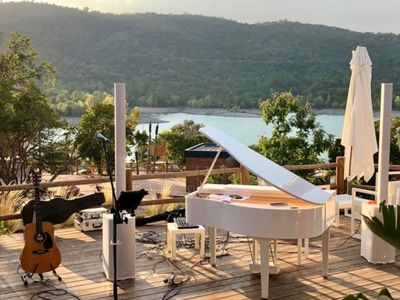 Wide Space for a Chic and Intimate Outdoor Meeting