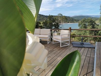 Wide Space for a Chic and Intimate Outdoor Meeting