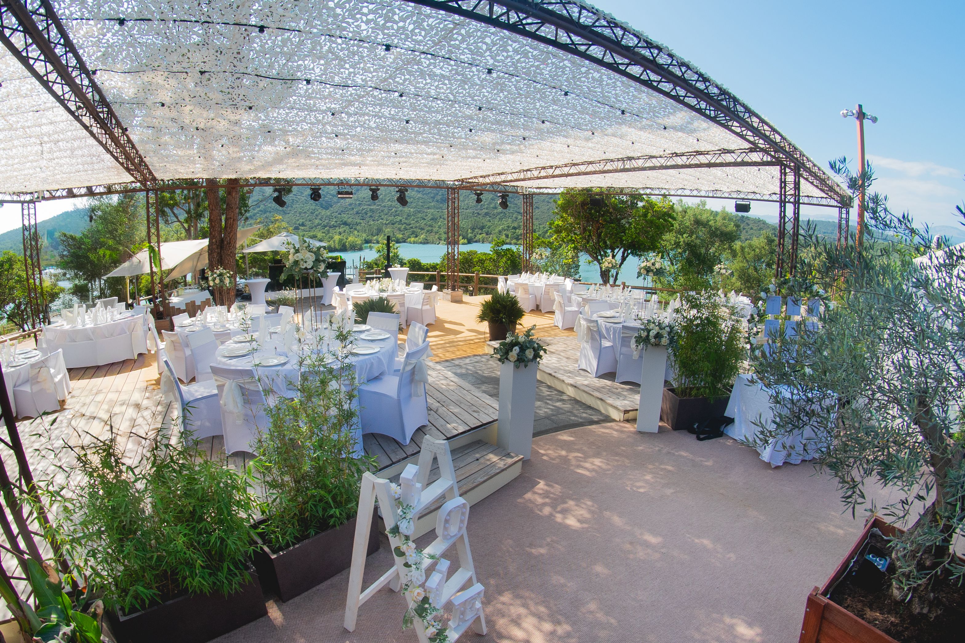Wide Space for a Chic and Intimate Outdoor Meeting