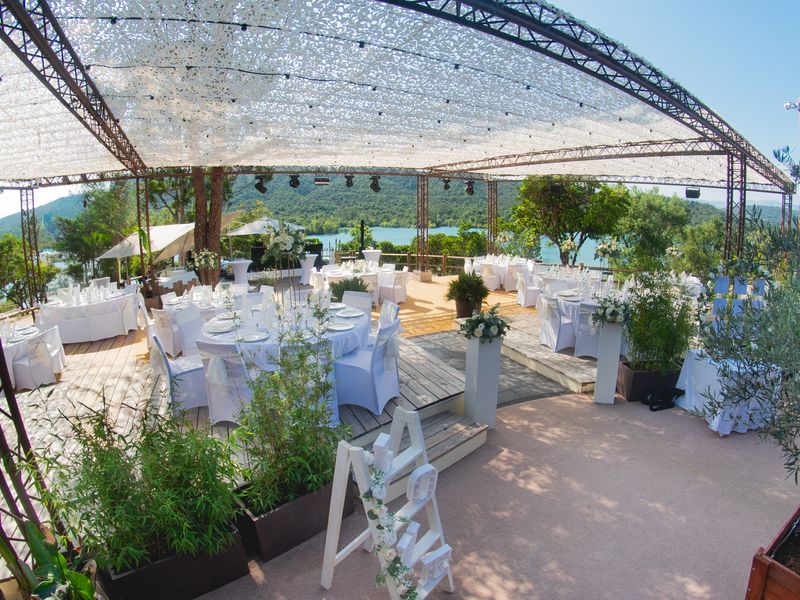 Wide Space for a Chic and Intimate Outdoor Meeting