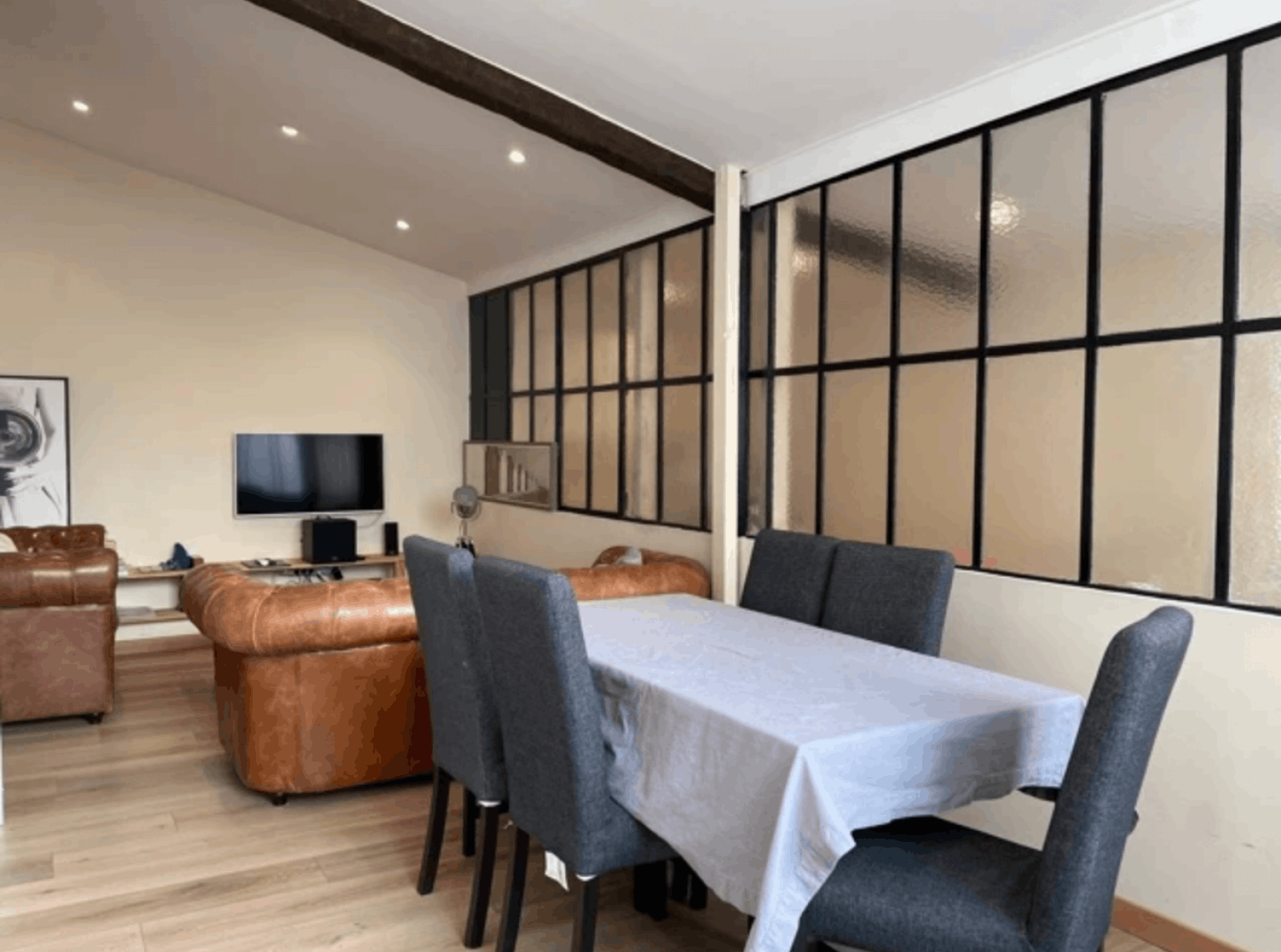 Central Cannes 3-Bedroom Apartment – 5 Min from Palais, Events up to 20
