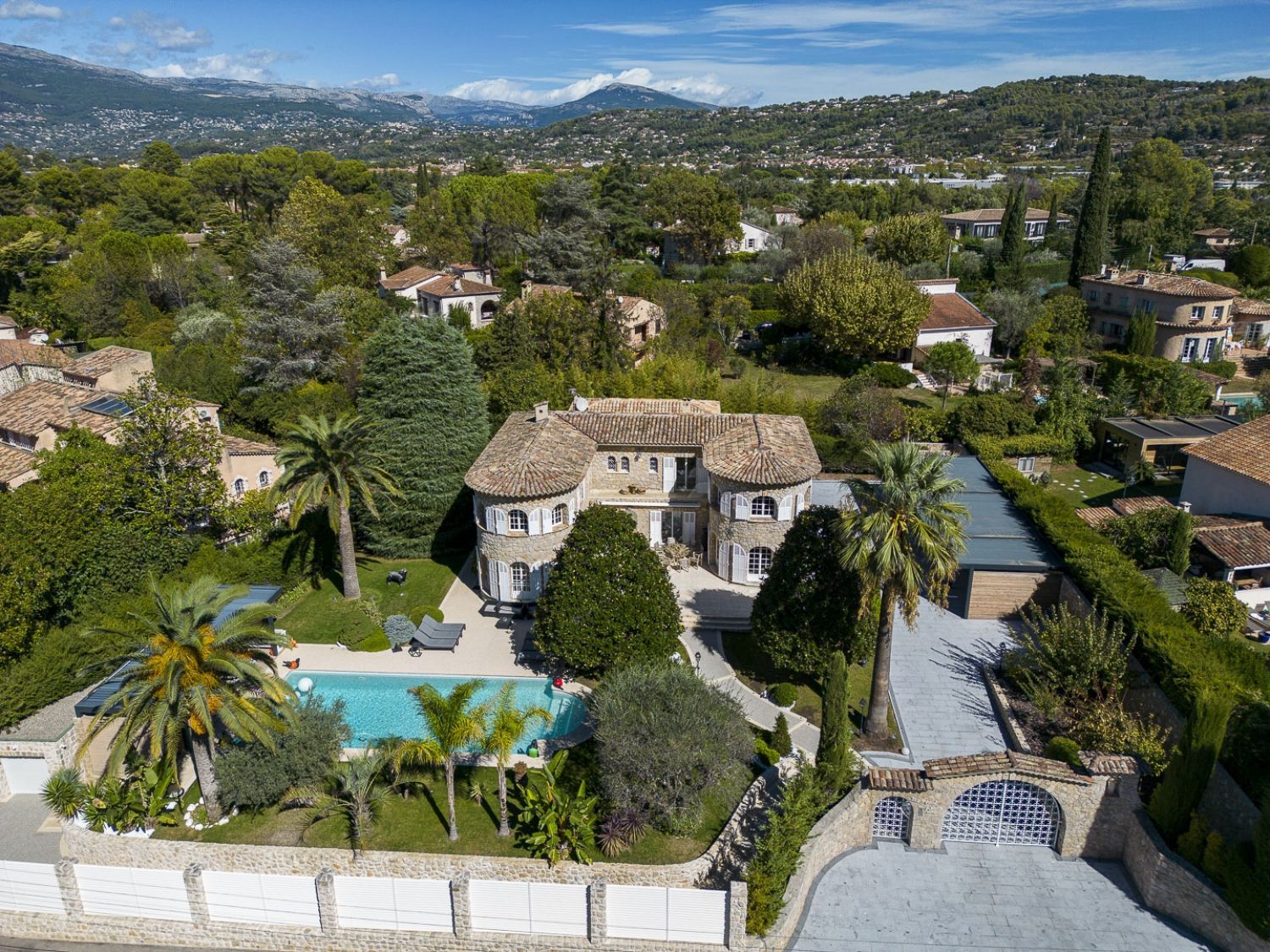 Villa luxueuse et lumineuse en pierres 360 m² 