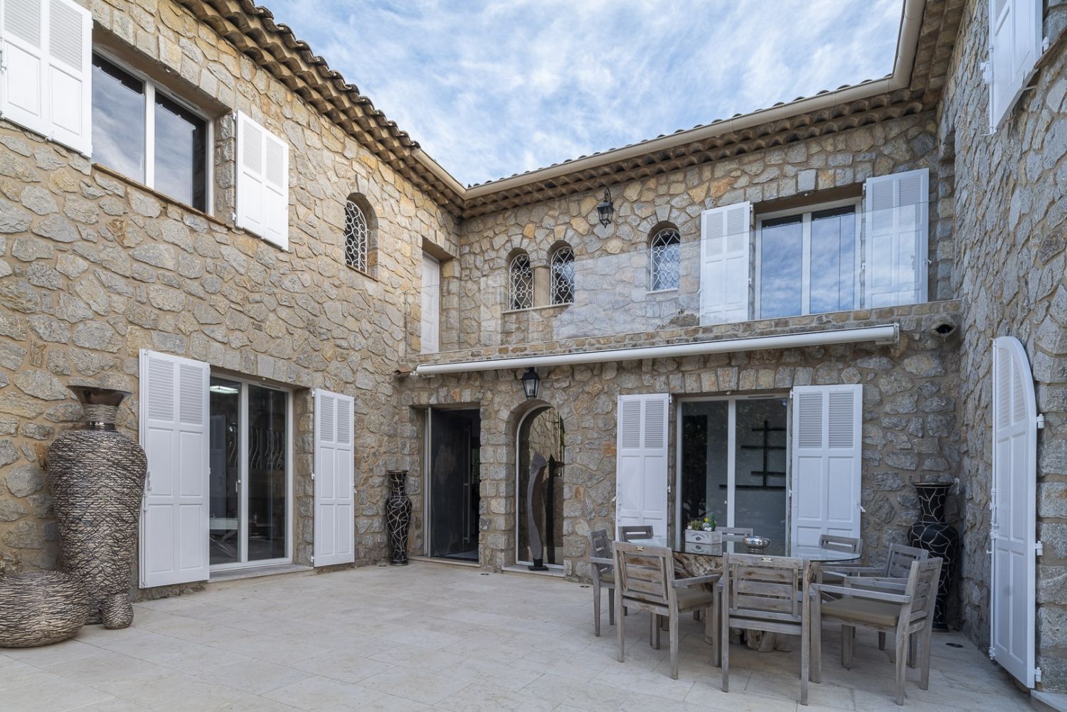 Villa luxueuse et lumineuse en pierres 360 m² 