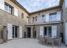 Luxurious and bright stone villa 360 m²