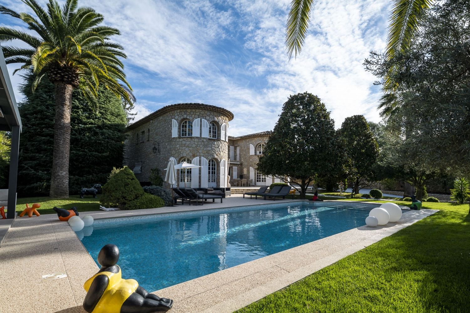 Villa luxueuse et lumineuse en pierres 360 m² 